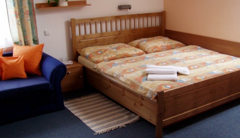 Pension Monika + Apartments Špindlerův Mlýn - Monika třílůžkový pokoj + přistýlka S BUFETOVOU SNÍDANÍ - s malou lednicí